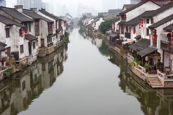 Su, Keren 아티스트의 Traditional houses along the Grand Canal-Wuxi-Jiangsu Province-China작품입니다.